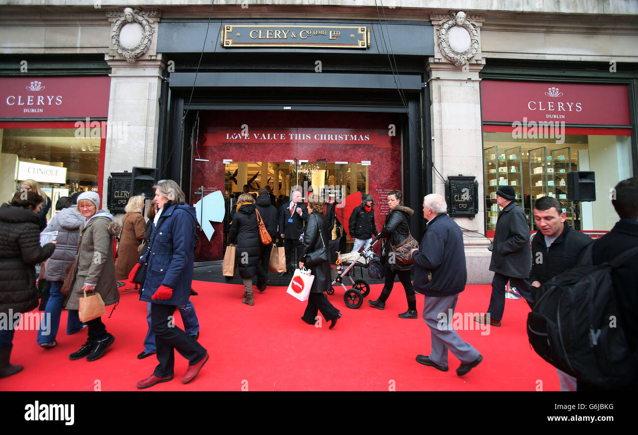 Clerys in der O'Connell Street, Dublin, öffnet für Einkäufer pünktlich zum Weihnachtsrausch wieder, nachdem er im Juli nach einer Flut geschlossen wurde. Ein Teil des Daches des Ladens fiel im Juli bei sintflutartigen Regenfällen und Gewittern durch und anschließend wurden 86 Mitarbeiter für mindestens vier Wochen vorübergehend entlassen, um Reparaturen zu ermöglichen. Stockfoto