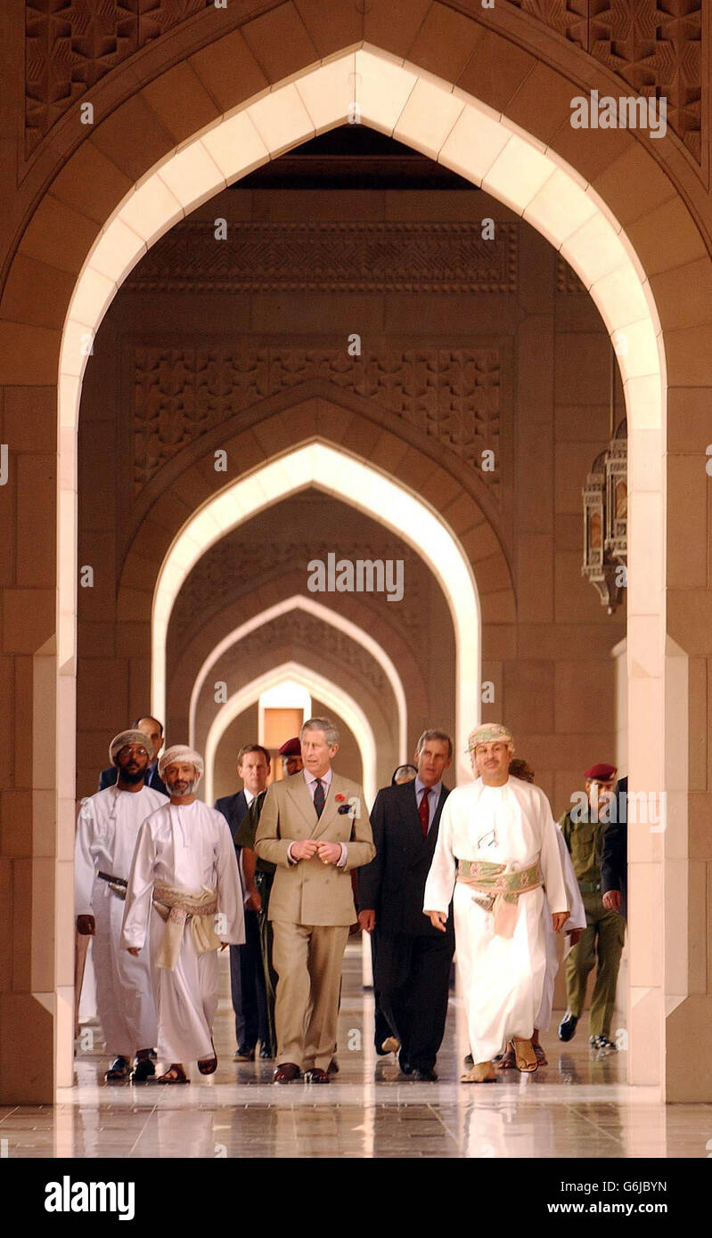 Der Prinz von Wales mit seinem Gefolge führt durch die Sultan Qaboos Moschee. Der Prinz besuchte die riesige Moschee am Rande des Maskats, der Hauptstadt von Oman, und wird morgen Nachmittag nach Großbritannien zurückfliegen. Stockfoto