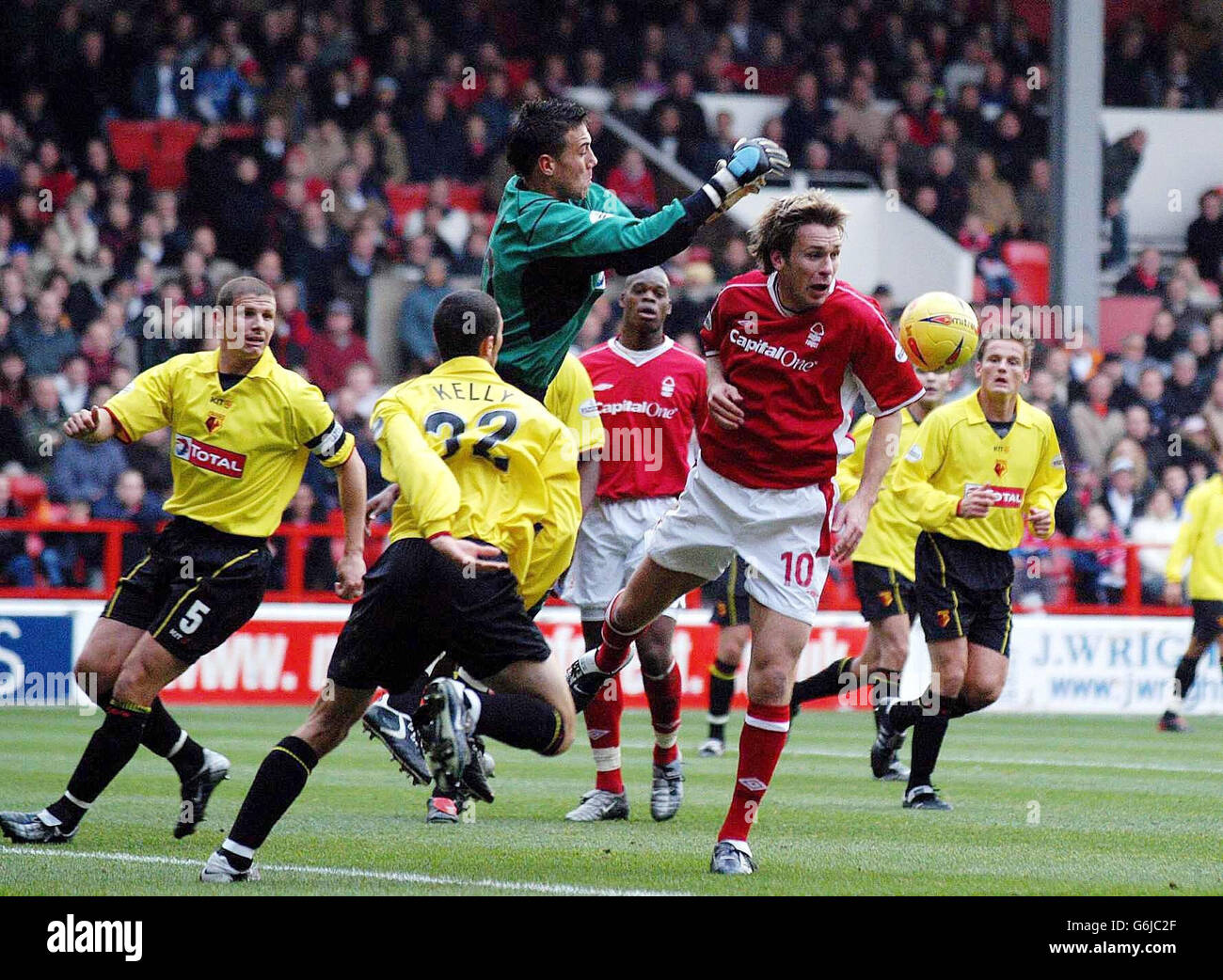 Gareth Taylor von Nottingham Forest (Mitte rechts) fordert Watford-Torhüter Lenny Pidgely während ihres Spiels der Nationwide Division One im City Ground, Nottingham, heraus. . Stockfoto