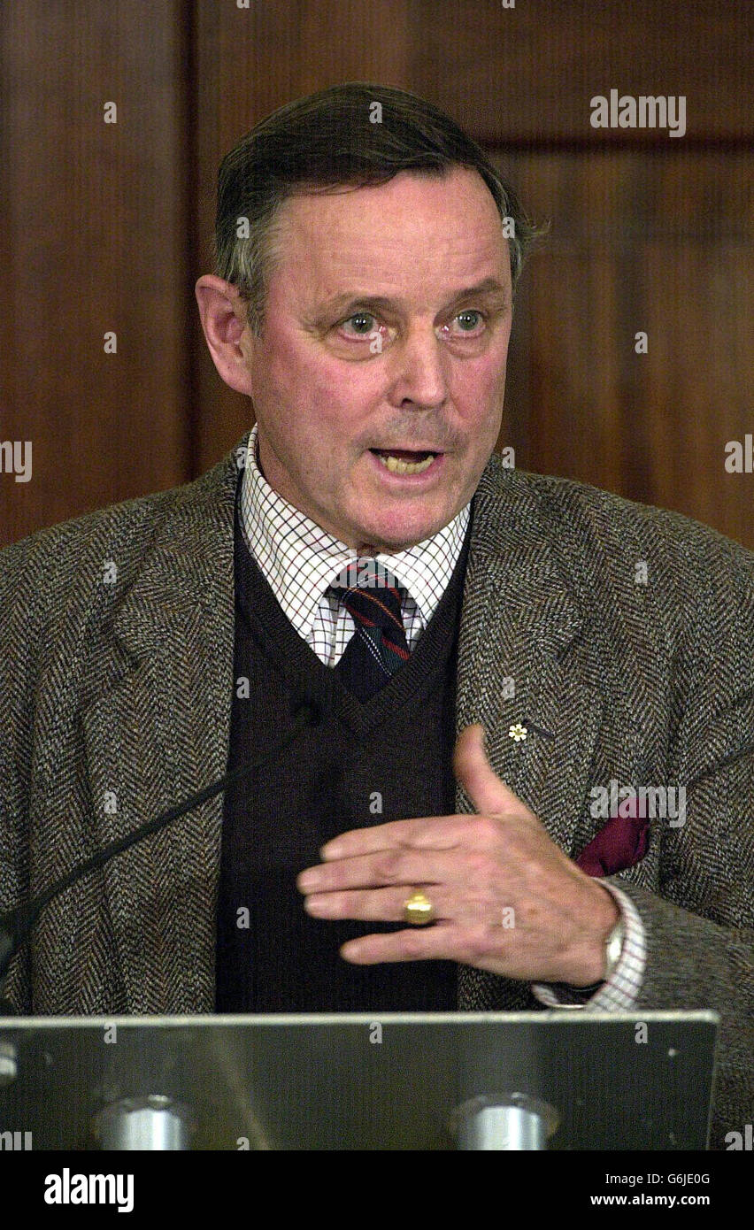 General John de Chastelain spricht im Hillsborough Castle, Co Down, Nordirland. Die IRA hat mehr Waffen und Sprengstoffe außer Dienst gestellt als je zuvor, wie heute bekannt wurde. General John de Chastelain sagte, automatische und halbautomatische Gewehre, Maschinengewehre, Sprengstoffe und explosive Materialien wurden außer Dienst gestellt. Nach einem Treffen mit Premierminister Tony Blair und dem Taioseach Bertie Ahern im Hillsborough Castle sagte er: Die Beträge sind deutlich höher als zuvor. Stockfoto