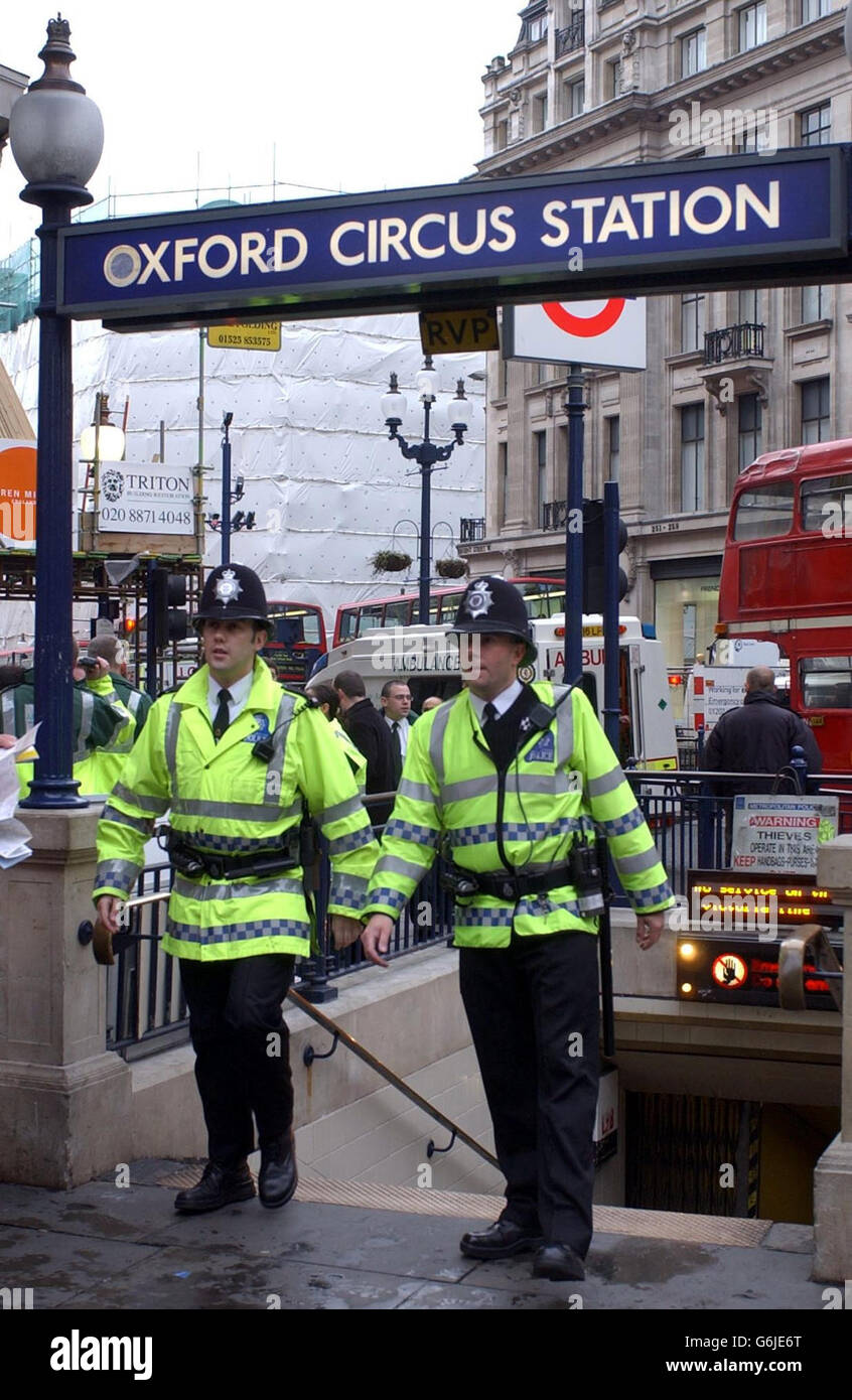 Polizei- und Krankenwagenpersonal an der U-Bahnstation Oxford Circus, nachdem eine U-Bahn in einem Tunnel auf der Victoria-Linie zusammengebrochen war. Ein festgefahrene Zug brachte morgens Chaos in der Hauptverkehrszeit zur Tube, die bereits von einer Dienstunterbrechung nach dem Entgleisen der Nordlinie am vergangenen Wochenende betroffen war. Die Passagiere des defekten Zuges mussten durch die Türen zweier Züge hinter sich gehen, um die Sicherheit des Bahnhofs Oxford Circus im Zentrum Londons zu erreichen. Der Vorfall schloss die stark befahrene Victoria-Linie zwischen den Bahnhöfen Victoria und Warren Street und führte zu schweren Verzögerungen für Tausende von Passagieren der Londoner U-Bahn (LU). Stockfoto