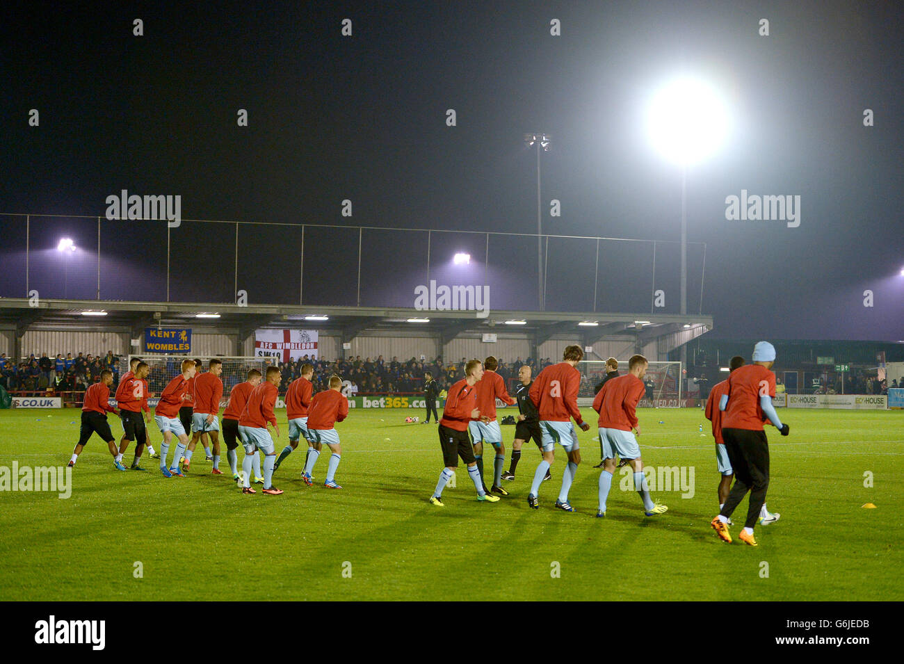 Fußball - FA Cup - erste Runde - AFC Wimbledon gegen Coventry City - das Cherry Red Records Stadium. Eine allgemeine Ansicht der Spieler von Coventry City, die sich vor dem Spiel aufwärmen Stockfoto