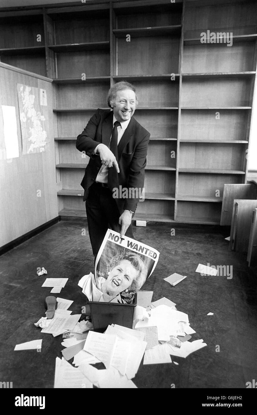 Der Bergarbeiterführer Arthur Scargill zeigte Frau Thatcher den Weg, als er heute am Gewerkschaftshauptsitz in London aufräumte. Die National Union of Mineworkers zieht heute nach Sheffield in ein temporäres Viertel, während ihr neues Zuhause in der Stadt gebaut wird. Stockfoto