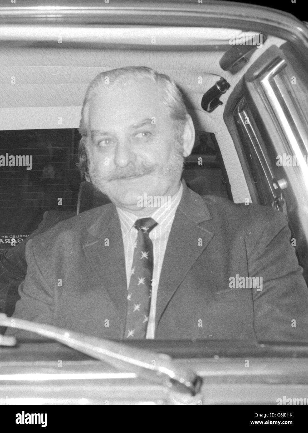 Nach 21 Wochen Polizeigewahrsam kehrt der ehemalige Armeehauptmann Godfrey 'Guy' Symonds glücklich in die Freiheit zurück und wird vertrieben, nachdem die Jury im Leichenverbotsverfahren am Exeter Crown Court ihn auf Anweisung des Richters formell vom Mord an seiner ersten Frau freigesprochen hatte. Stockfoto