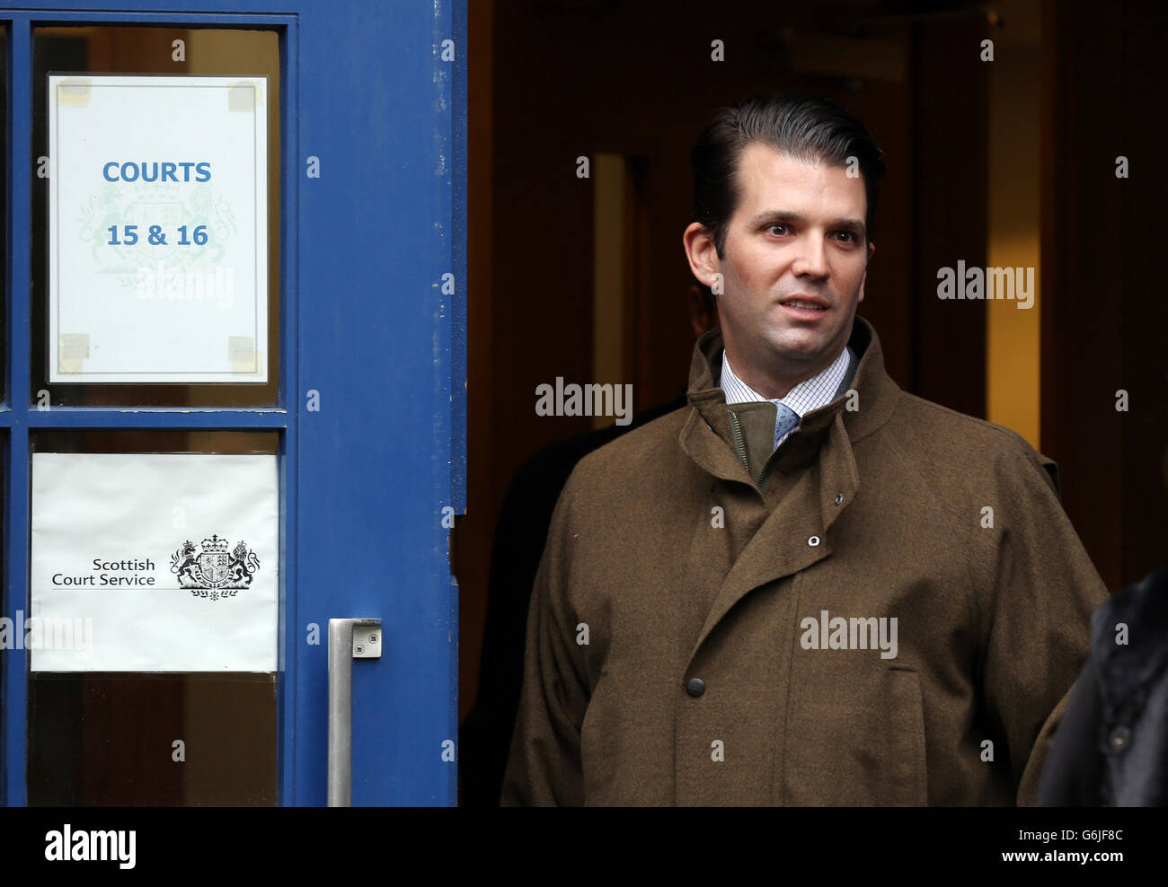 Donald Trump Jr verlässt den Court of Session in Edinburgh, da Anwälte für seinen Vater US-Milliardär Donald Trump die Rechtmäßigkeit einer Entscheidung zur Genehmigung eines Offshore-Windparks mit Blick auf sein Golf-Resort an der Küste von Aberdeenshire angefochten haben. Stockfoto