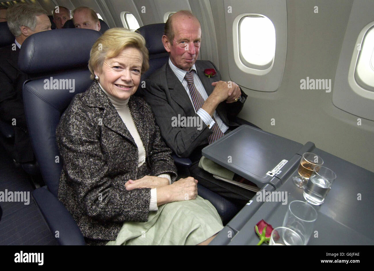Der Herzog von Kent und Baroness O'Cathain, ein Mitglied des British Airways Board, posieren für Fotografen, während sie auf Concorde fliegen, Der von Heathrow aus abgeflogen war, flog über den Golf von Biscay und kehrte nach London zurück, um innerhalb weniger Minuten nach dem letzten planmäßigen Concorde-Flug von New York zu landen. Stockfoto