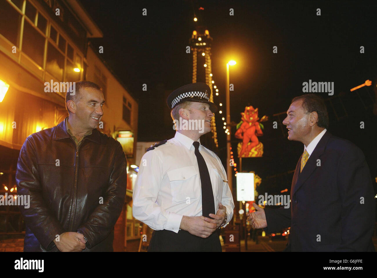 Besuch der griechischen Polizei, Blackpool Lancs. Oberleutnant Themis Kalamatas, Rhodes-Faliraki, links, und Elias Chalyvopoulos, Polizeichef der dodekanischen Inseln, rechts, mit Inspektor Jon Donnelly von der Polizei von Blackpool diskutieren während ihres Austauschbesuchs aus dem griechischen Ferienort Faliraki die Polizeimethoden im Resort. Stockfoto