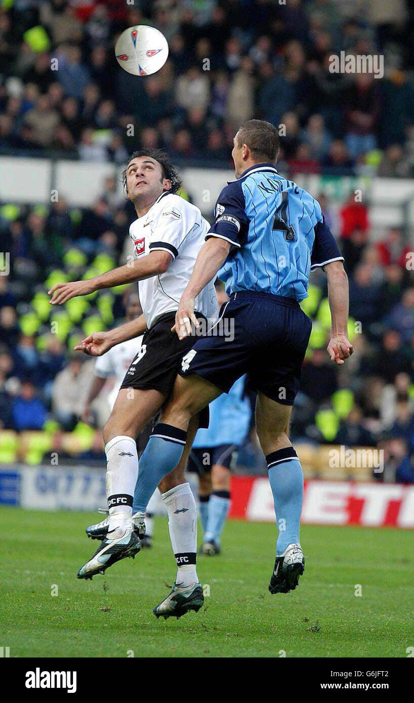 Derby's Daniele Dicho (links) mit Coventry's Mo Konjic (rechts), während ihres Nationwide Division One Spiels im Pride Park Stadium, Derby. KEINE INOFFIZIELLE CLUB-WEBSITE. Stockfoto