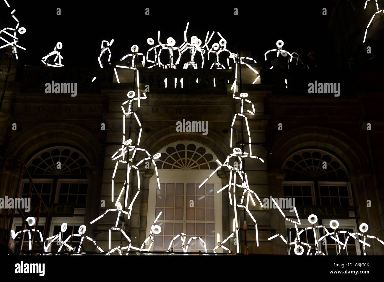 „KEYFRAMES“, eine Arbeit von Groupe LAPS, mit beleuchtetem Stickman in der Durham Miners's Hall, im Rahmen der Lumiere-Feierlichkeiten in Durham. Stockfoto