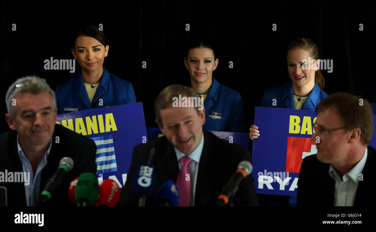 Das Kabinenpersonal von Ryanair steht hinter (von links) Ryanair's Michael O'Leary, einem Taoiseach Enda Kenny und DAA-Chef Kevin Toland bei der Ankündigung neuer Dublin-Strecken im Aviva-Stadion in Dublin. Stockfoto