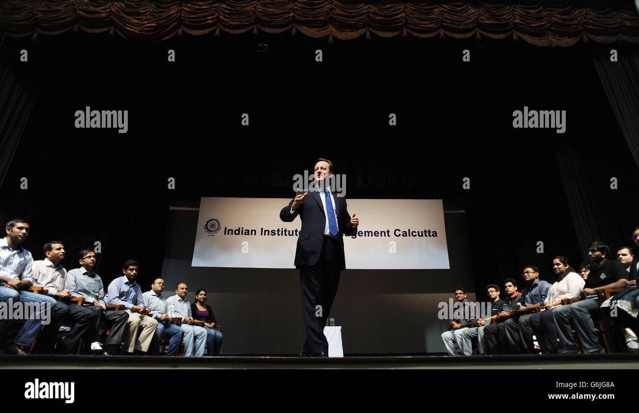 Premierminister David Cameron hält eine Veranstaltung des Premierministers direkt am Indian Institute of Management Kalkutta in Kalkutta, Indien, ab, wo er Fragen von Studenten beantwortete. Stockfoto