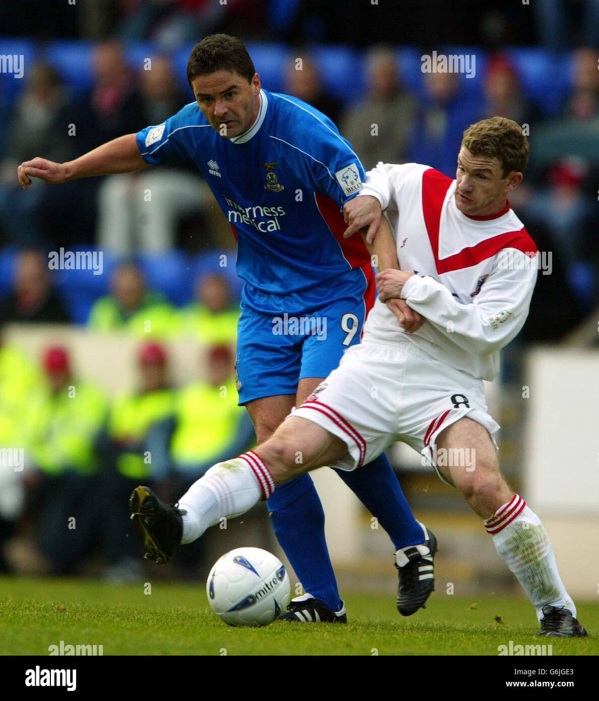 . Paul Ritchie von Inverness tritt während des Bell's Cup Finals in Perth, Schottland, gegen Marvyn Wilson von Airdrie United (rechts) an. Stockfoto