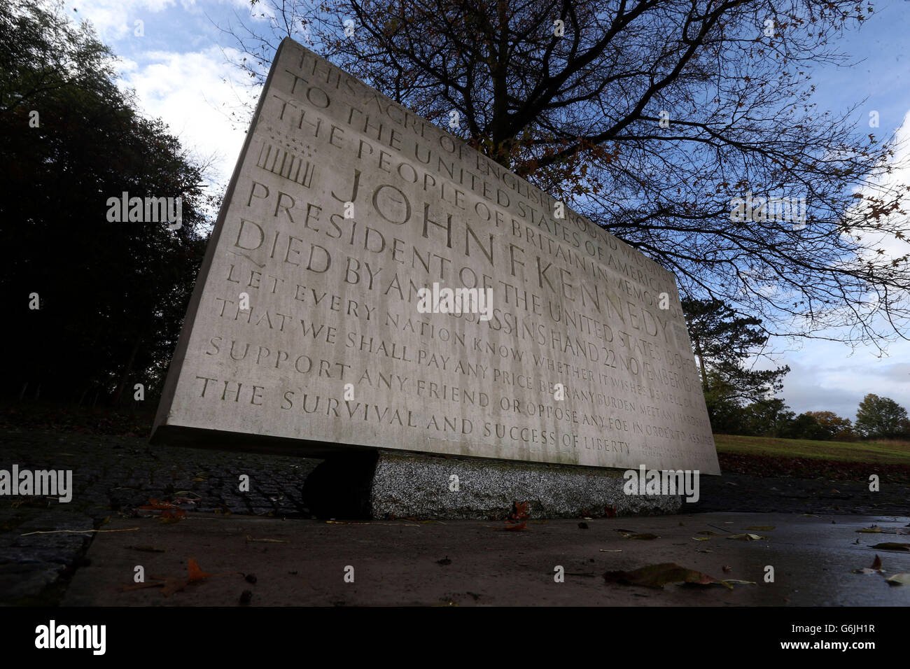 Das Denkmal für den ehemaligen US-Präsidenten John Kennedy in Runnymede bei Egham, Surrey. Während die Welt den 50. Jahrestag des Todes von JFK feiert, wird die britische gedenkfeier im Mittelpunkt einer einfachen Kranzniederlegung am britischen Denkmal stehen, das dem Präsidenten gewidmet ist. Stockfoto
