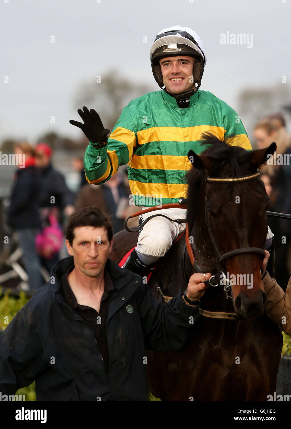 Ruby Walsh steigt in den Paradering ein, nachdem er City Slicker für seinen fünften Tagessieg beim Go Racing in Kildare 2014 gefahren ist. Das Membership Handicap Hurdle Race findet am zweiten Tag des Winterfestivals auf der Punchestown Racecourse, Co. Kildare, Irland, statt. Stockfoto