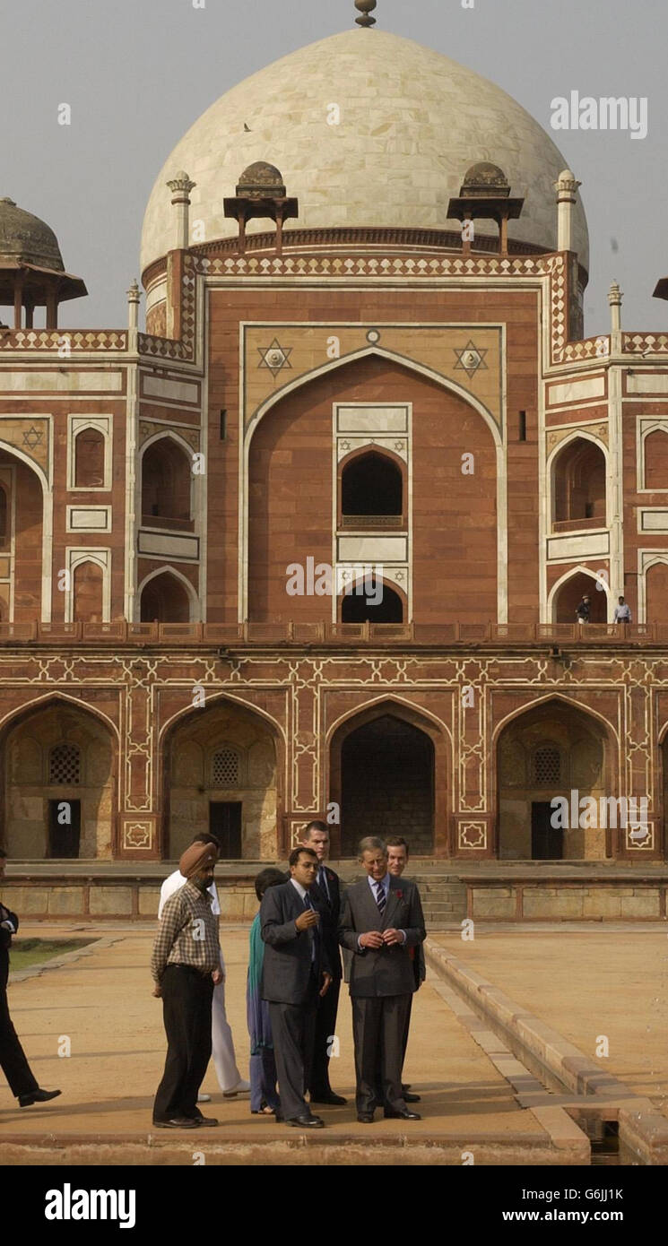 Der Prinz von Wales (vorne, mit Mohn) vor dem Grab von Humayan in Delhi. Die gewölbte Struktur wurde in der Mitte des 16. Jahrhunderts von Königin Hji Begum, Witwe von Humayun, dem zweiten Mogulherrscher, erbaut. Zuvor besuchte der Prinz, der bei einem offiziellen Besuch in Indien ist, ein Obdachlosenheim für Frauen und Kinder. Stockfoto Der Prinz von Wales (vorne, mit Mohn) vor dem Grab von Humayan in Delhi. Die gewölbte Struktur wurde in der Mitte des 16. Jahrhunderts von Königin Hji Begum, Witwe von Humayun, dem zweiten Mogulherrscher, erbaut. Zuvor besuchte der Prinz, der bei einem offiziellen Besuch in Indien ist, ein Obdachlosenheim für Frauen und Kinder. Stockfoto