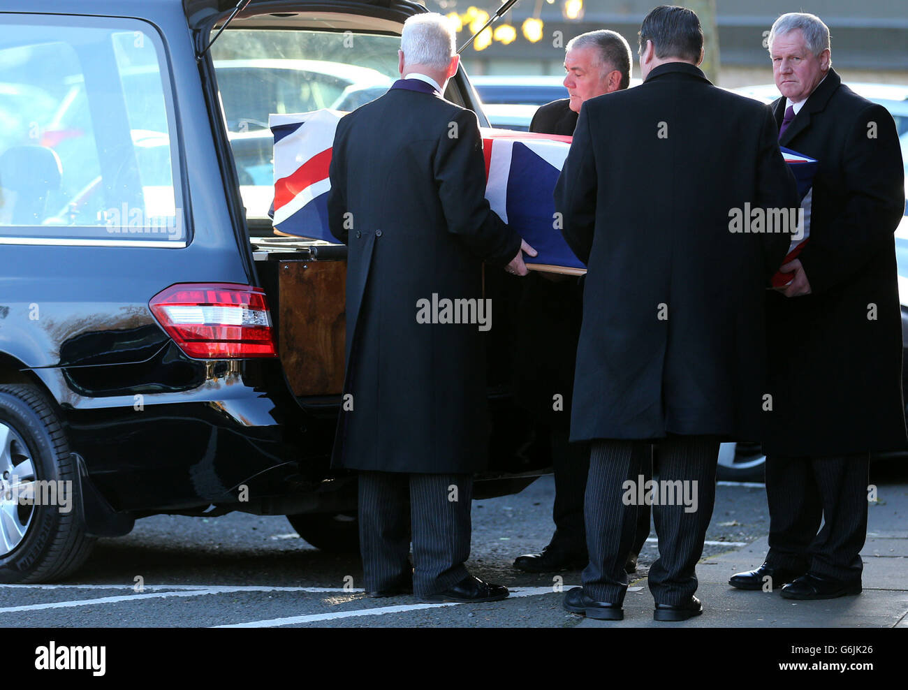 Trauernde tragen den Sarg der Arbeitsministerin Helen Eadie zur Beerdigung in die Dalgety Bay Parish Church in Fife. Stockfoto
