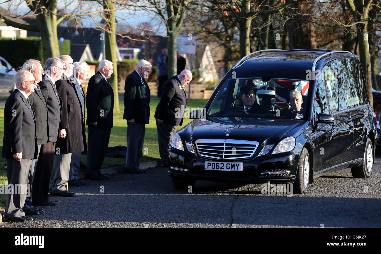 Der Sarg der Arbeitsministerin Helen Eadie kommt zu ihrer Beerdigung in der Dalgety Bay Parish Church in Fife. Stockfoto