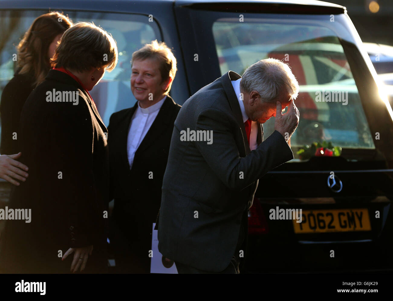 Bob Eadie geht am Sarg seiner Frau, der Arbeitsministerin Helen Eadie, vorbei, als er zur Beerdigung in der Dalgety Bay Parish Church in Fife ankommt. Stockfoto