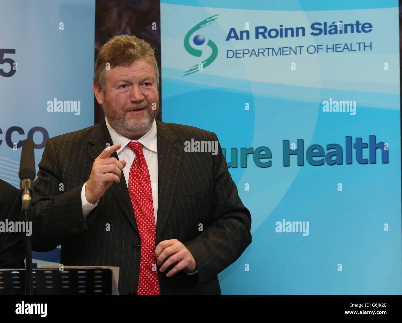 Der irische Gesundheitsminister James Reilly hält eine Pressekonferenz in Regierungsgebäuden ab, während er die Zustimmung der Regierung für Bill-Leiter für größere Gesundheitswarnungen auf Tabakverpackungen ankündigt. Stockfoto