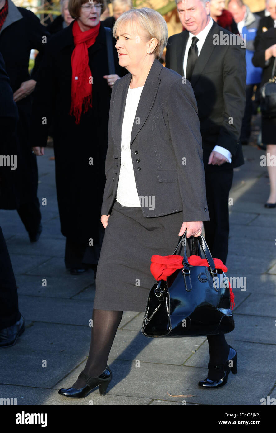 Der schottische Labour-Führer Johann Lamont trifft auf die Beerdigung der Arbeitsministerin Helen Eadie in der Dalgety Bay Parish Church in Fife ein. Stockfoto