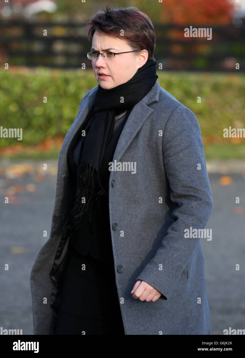 Die Vorsitzende der schottischen Konservativen Ruth Davidson kommt bei der Beerdigung der Arbeitsministerin Helen Eadie in der Dalgety Bay Parish Church in Fife an. Stockfoto