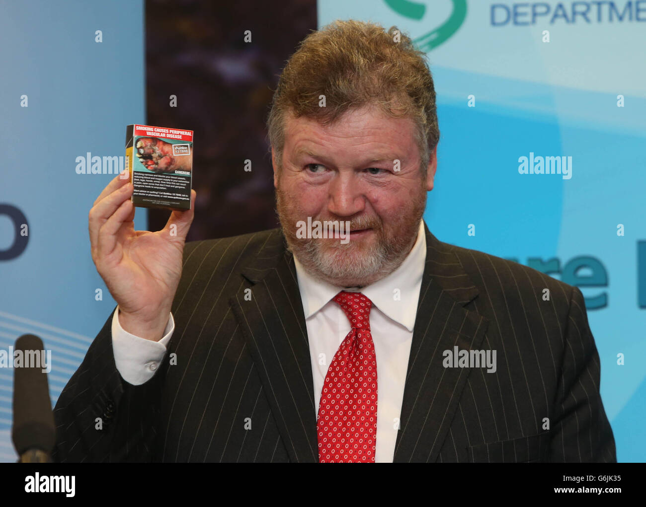GRAFISCHE INHALTE BEACHTEN der irische Gesundheitsminister James Reilly hält eine Pressekonferenz in Regierungsgebäuden ab, während er die Zustimmung der Regierung für Bill-Leiter für größere Gesundheitswarnungen auf Tabakverpackungen ankündigt. Stockfoto