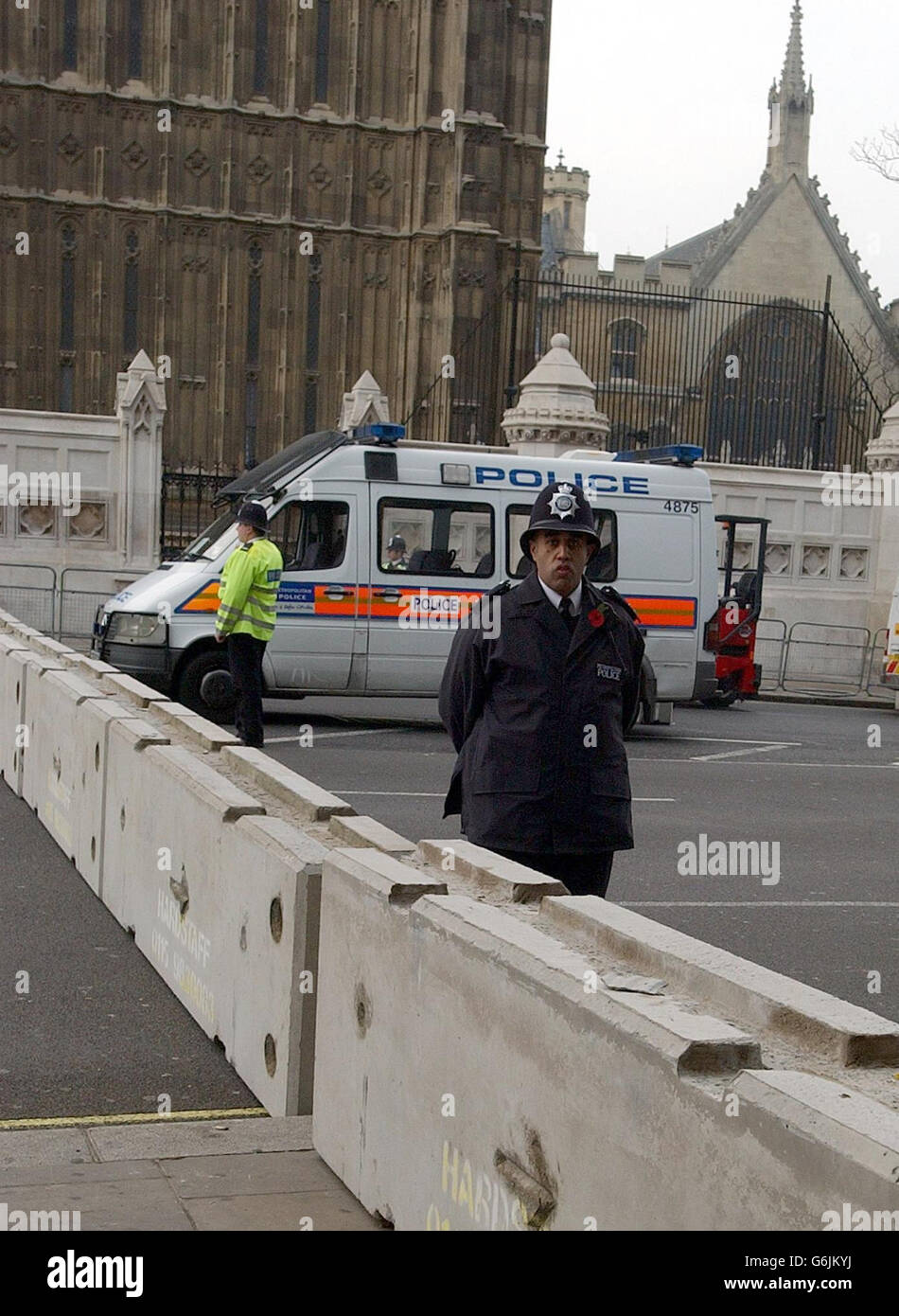 Die Polizei nutzt vor der Gedenkfeier in Whitehall, London, zusätzliche Sicherheitsbarrieren auf den Straßen. Stockfoto