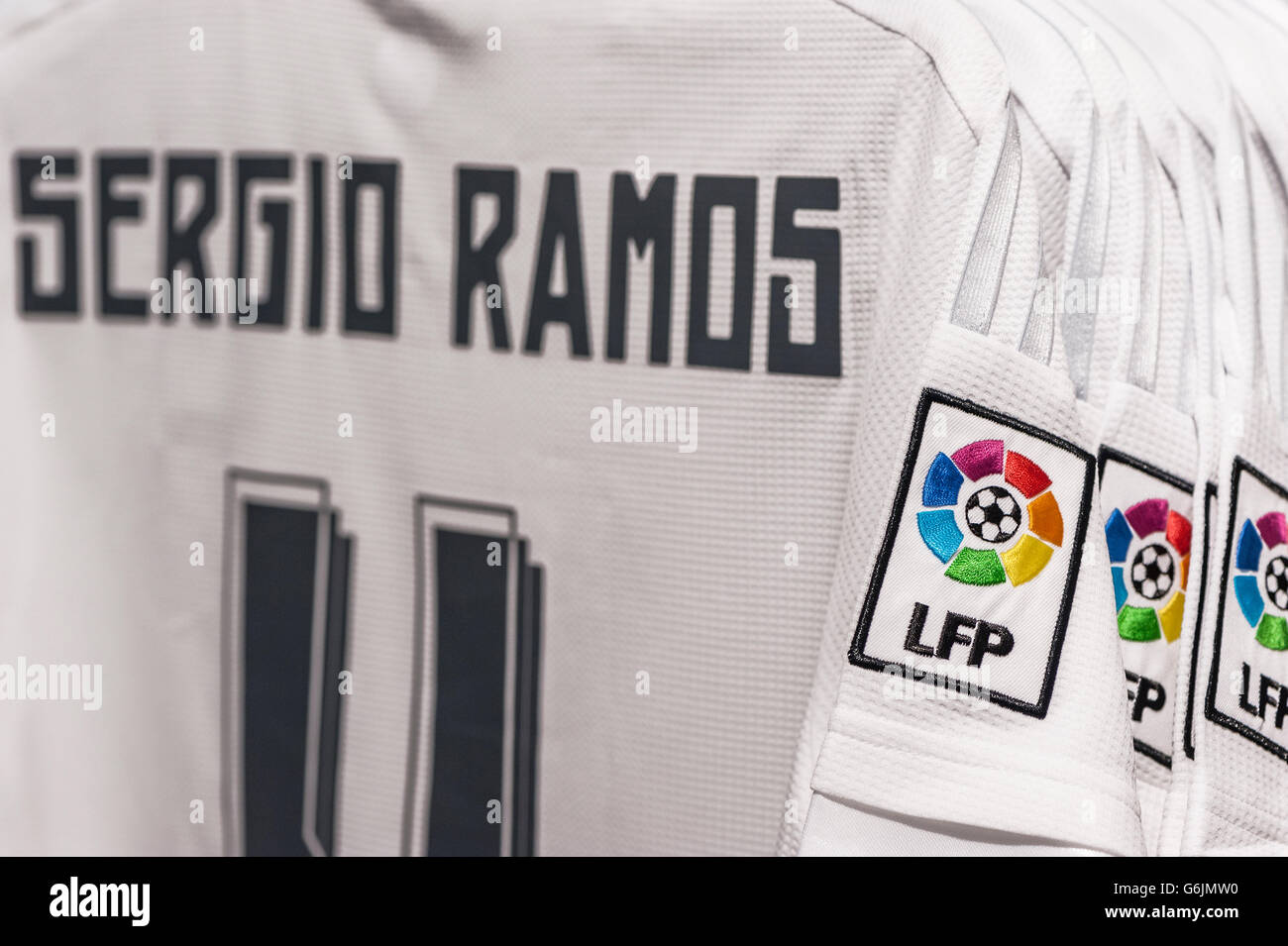 Madrid, Spanien-März 2016: Sergio Ramos Real Madrid T-shirt im Club Shop Stockfoto