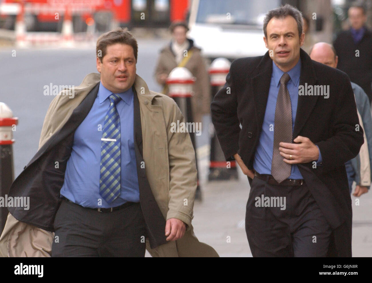 Detective Chief Inspector Andy Hebb (links) und Detective Inspector Gary Goose kommen im Old Bailey in London zum Prozess gegen Ian Huntley und Maxine Carr an, die wegen des Mordes an den Soham-Schülerinnen Holly Wells und Jessica Chapman angeklagt sind. Stockfoto