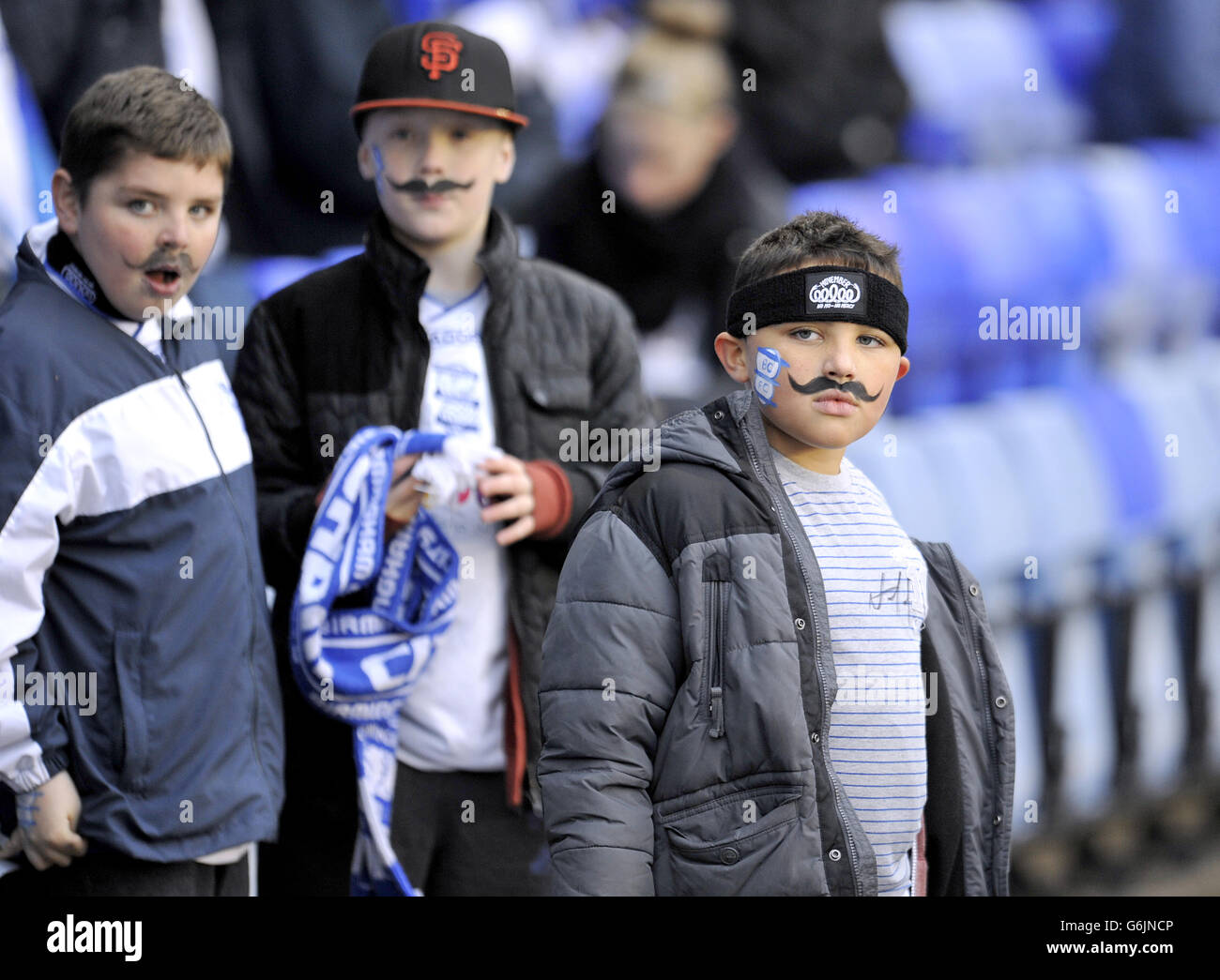 Fußball - Sky Bet Championship - Birmingham City / Blackpool - St Andrew's. Die junge Stadt Birmingham zeigt ihre Unterstützung für die Movember-Initiative mit Schnurrbart auf den Tribünen Stockfoto