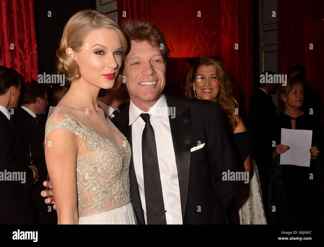 Taylor Swift (links) mit Jon Bon Jovi beim Centrepoint Gala Dinner im Kensington Palace, London, das vom Duke of Cambridge besucht wurde (nicht abgebildet). Stockfoto