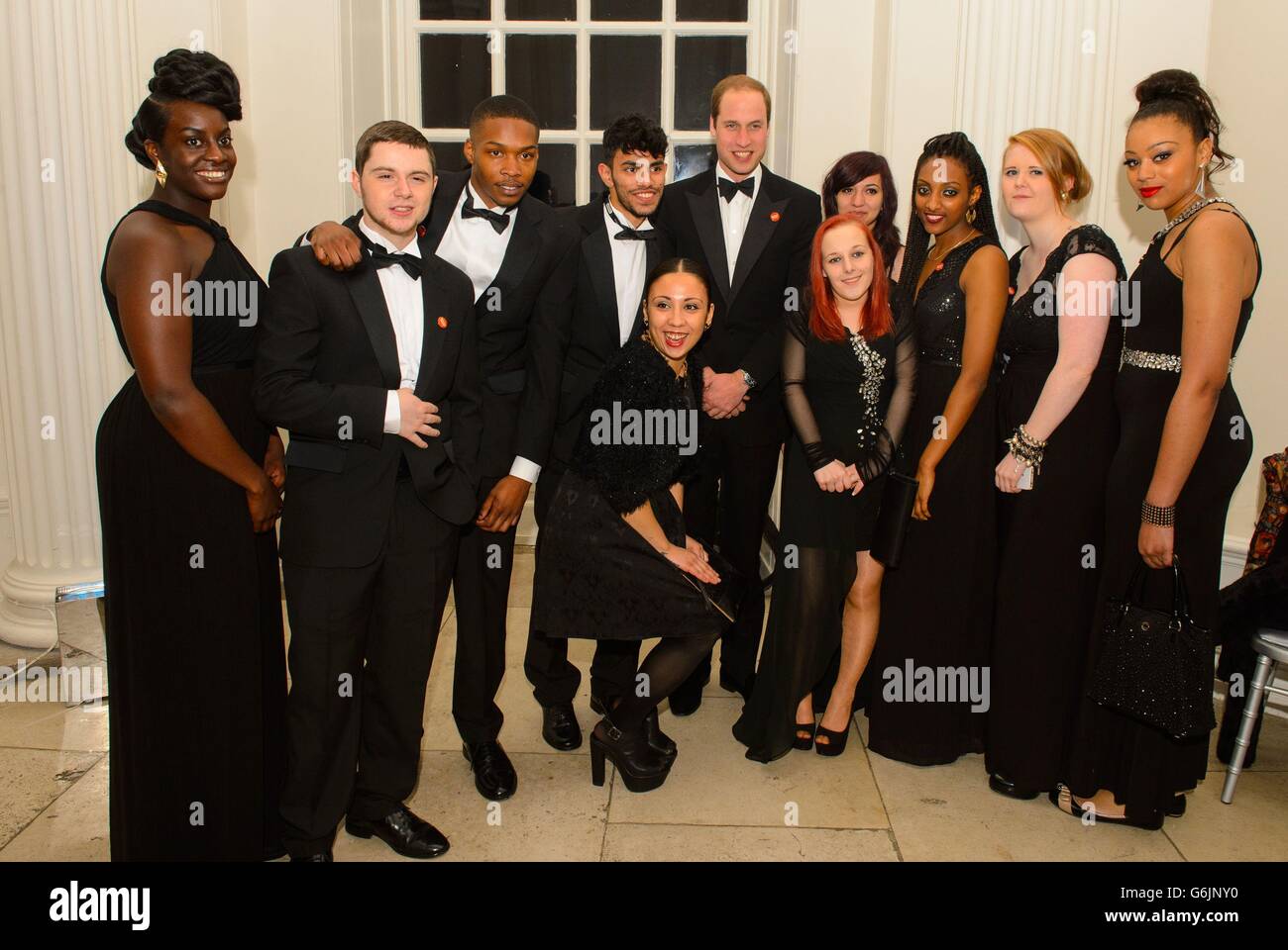 Der Duke of Cambridge (Mitte) posiert für ein Gruppenfoto mit jungen Leuten, die Centrepoint-Service-Nutzer beim Centrepoint Gala Dinner im Kensington Palace, London genutzt haben. Stockfoto