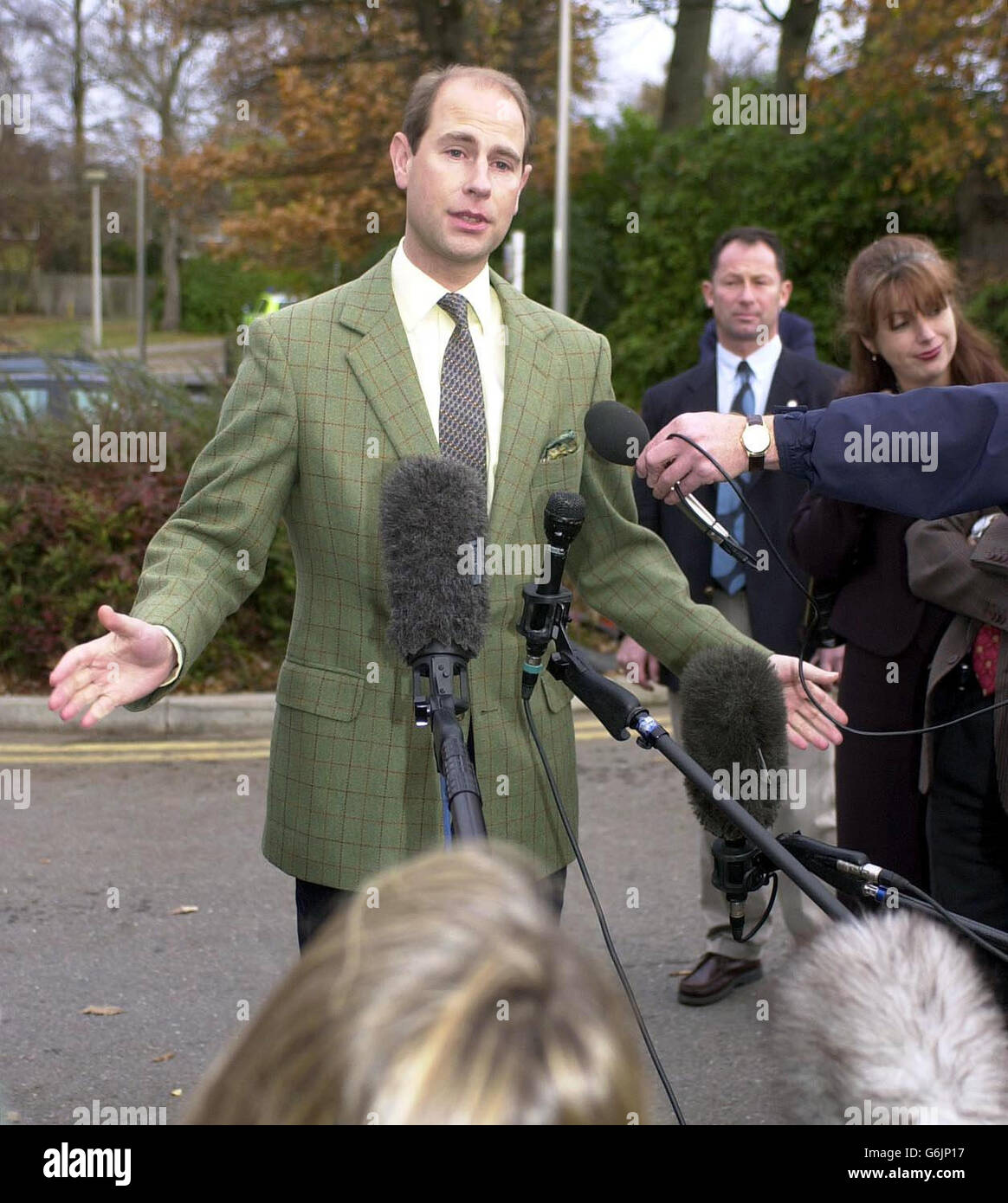 Der Earl of Wessex vor dem Frimley Park Hospital in Surrey. Prinz Edward sagte heute, dass es eine "große Erleichterung und Freude" sei, seine neugeborene Tochter mit ihrer Mutter, der Gräfin von Wessex, wieder zu vereinen. Stockfoto