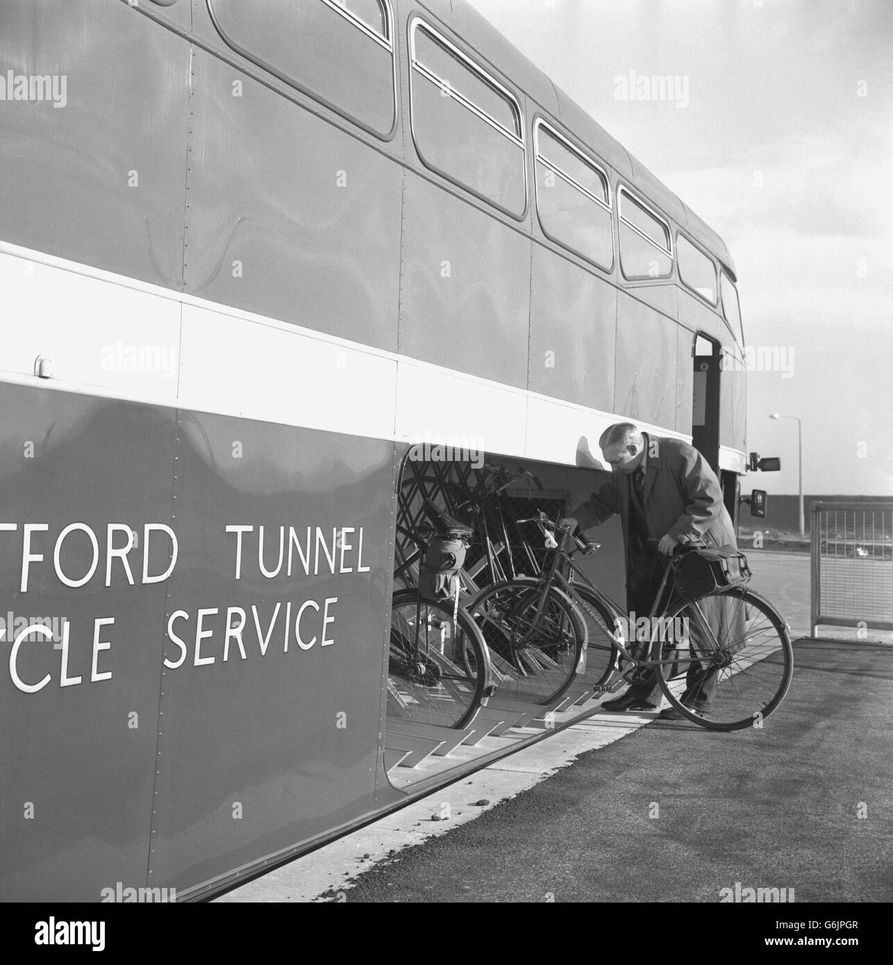 Ein Bus für Pedalradler, der durch den Dartford-Tunnel fährt, führt zurück in eine spezielle Ladefläche, von der aus die Fahrräder auf die dafür vorgesehenen Gestelle geschoben werden können. Pedalradler werden aus dem neuen Dartford-Tunnel ausgeschlossen und müssen einen speziellen Bus nutzen, der im neuen Thames-Tunnel zwischen Dartford, Kent, und Thurrock, Essex, eingesetzt wird. Die Fahrt kostet 6d. Stockfoto