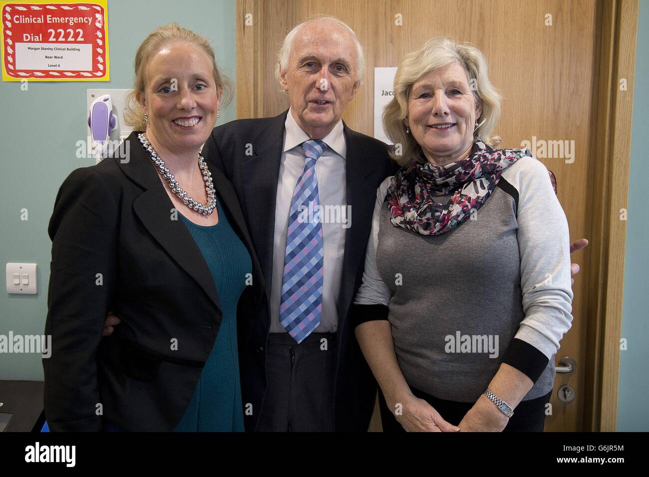 UMGESENDETE UMÄNDERUNG (LINKS - RECHTS) VON PHIL REES, TINEKE DIXON ZU TINEKE DIXON, PHIL REES. (Links - rechts) Tineke Dixon, Phil Rees und Tinekes Mutter Anita Blanchard treffen sich im Great Ormond Street Hospital. Dr. Dixon feiert 25 Jahre Leben mit einer Herz- und Lungentransplantation und ist zurückgekehrt, um einige Mitarbeiter zu treffen, die sich als Teenager um sie kümmerten. Dr. Dixon, 41, wurde im November 1988 im Great Ormond Street Hospital in London operiert, als sie gerade 16 Jahre alt war. Stockfoto