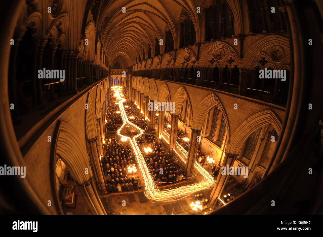 Die Adventsprozession von der Dunkelheit zum Licht in der Salisbury Cathedral in Wiltshire, bei der ein Kerzenschein und eine Prozession sowie das Anzünden von 1,300 Kerzen gefeiert werden. Stockfoto