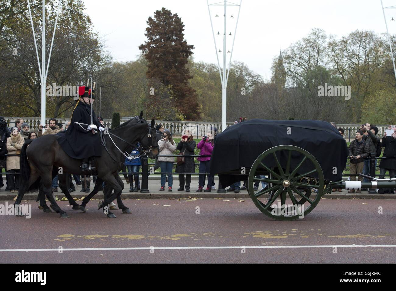 Mitglieder der Königstruppe Royal Horse Artillery mit den siebzig Säcken Erde auf einem Gewehrkarrage, die während der Heiligen Boden Prozession in der Mall im Zentrum Londons hinuntergetragen wurden. Stockfoto