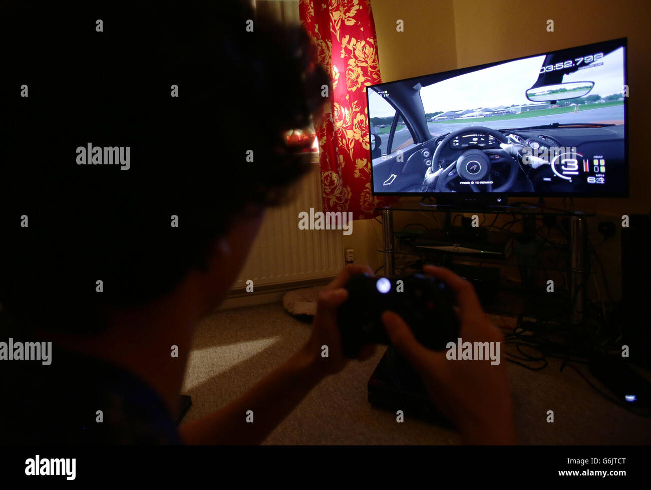 Ein Teenager hält einen Controller, um das Videospiel Forza Motorsport 5  auf einer Microsoft Xbox One Konsole zu spielen, in Corfe Mullen, Dorset  Stockfotografie - Alamy