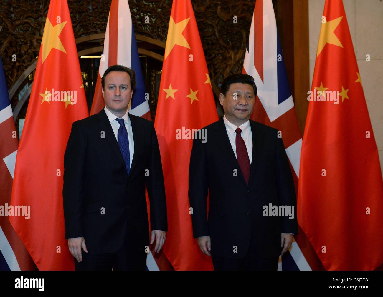 Premierminister David Cameron trifft Präsident Xi Jinping im Staatsgasthaus Diaoyupai in Peking. Herr Cameron ist zu einem dreitägigen Besuch in China, zu dem er die Hauptstadt Shanghai und Chengdu mit einer 120-köpfigen Wirtschaftsdelegation begleitet. Stockfoto