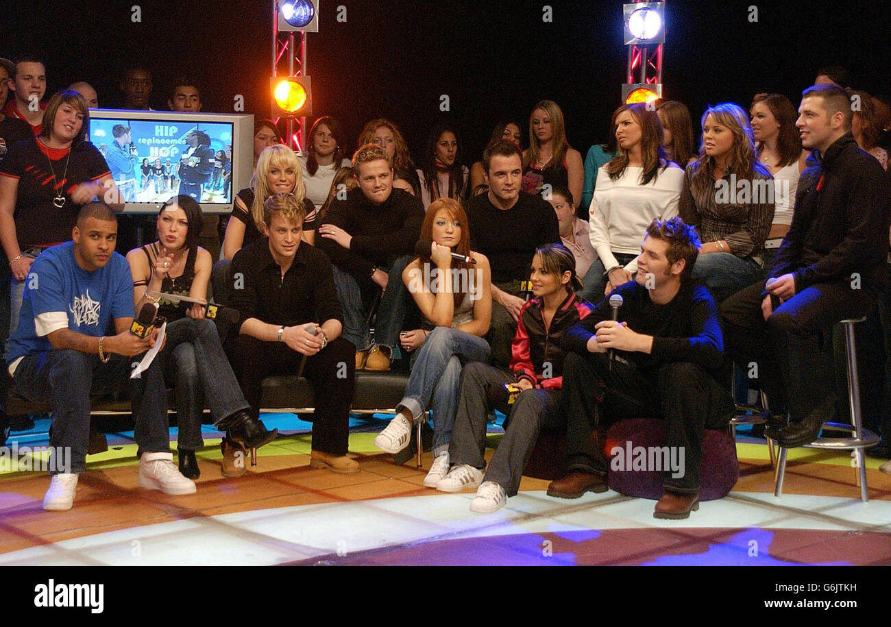 Popbands Girls Aloud und Westlife bei ihrem Gastauftritt auf MTV's TRL UK in den MTV Studios in Camden, Nord-London. Stockfoto