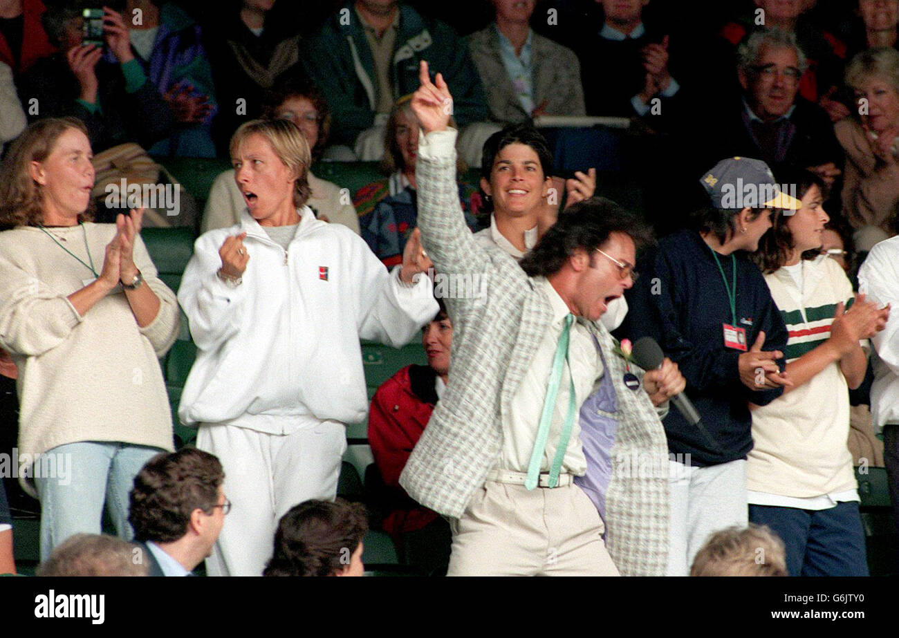 03-JUL-96 ... Wimbledon 96 ... Cliff Richard unterhält die Massen während des Regens auf dem Center Court Stockfoto