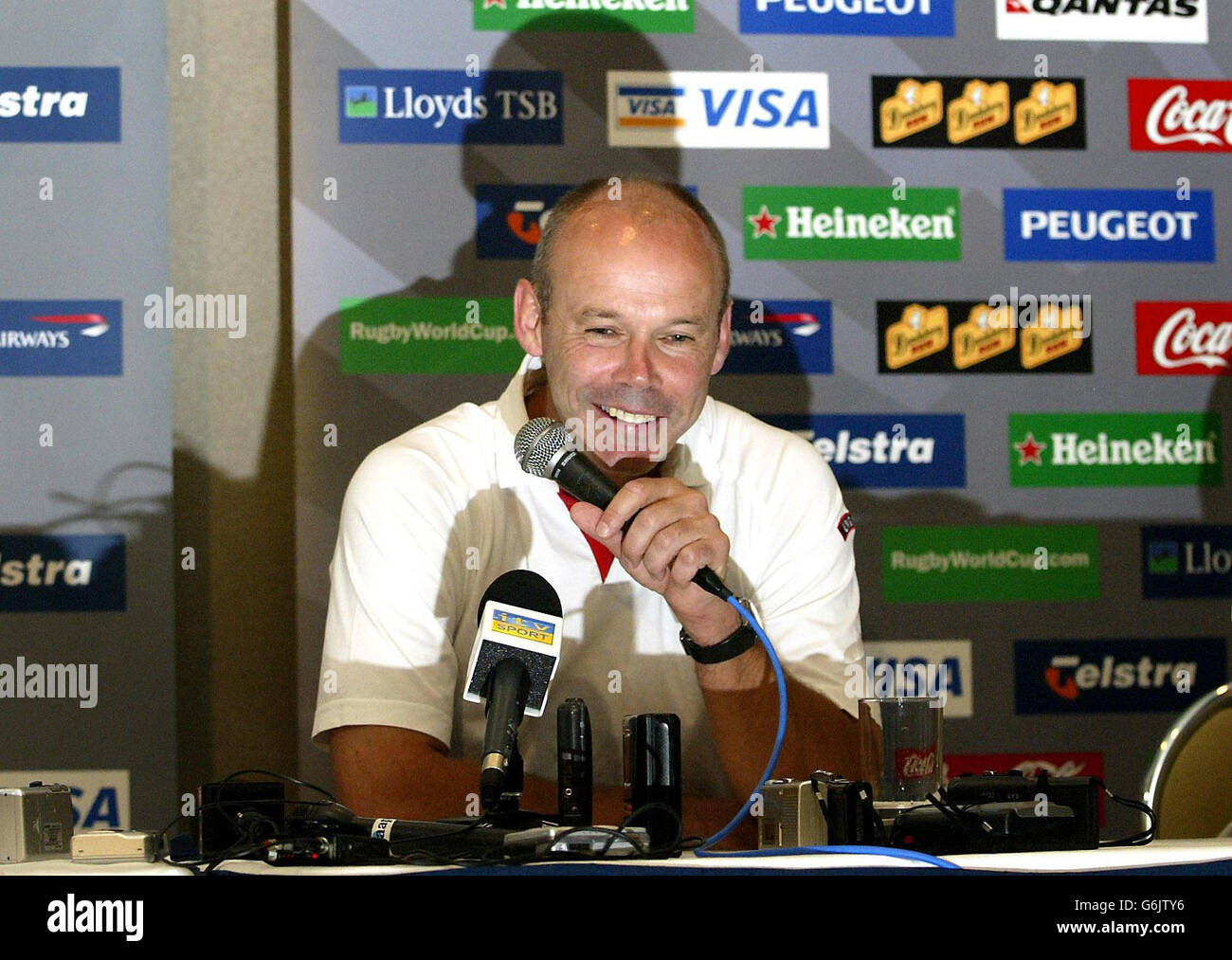 Keine Nutzung des Mobiltelefons. Websites dürfen während des Spiels nur alle fünf Minuten ein Bild verwenden. Englischer Cheftrainer Clive Woodward bei einer Pressekonferenz im Mannschaftshotel in Manley in Sydney, vor dem Rugby-Weltcup-Finale gegen Australien am Samstag. Englands Rekord von 22 Siegen aus den letzten 23 Tests - einschließlich Heim- und Auswärtssiegen über Australien - macht sie zu marginalen Favoriten für den größten britischen Sporttriumphs seit England vor 37 Jahren zum Fußballweltmeister gekrönt wurde. Stockfoto