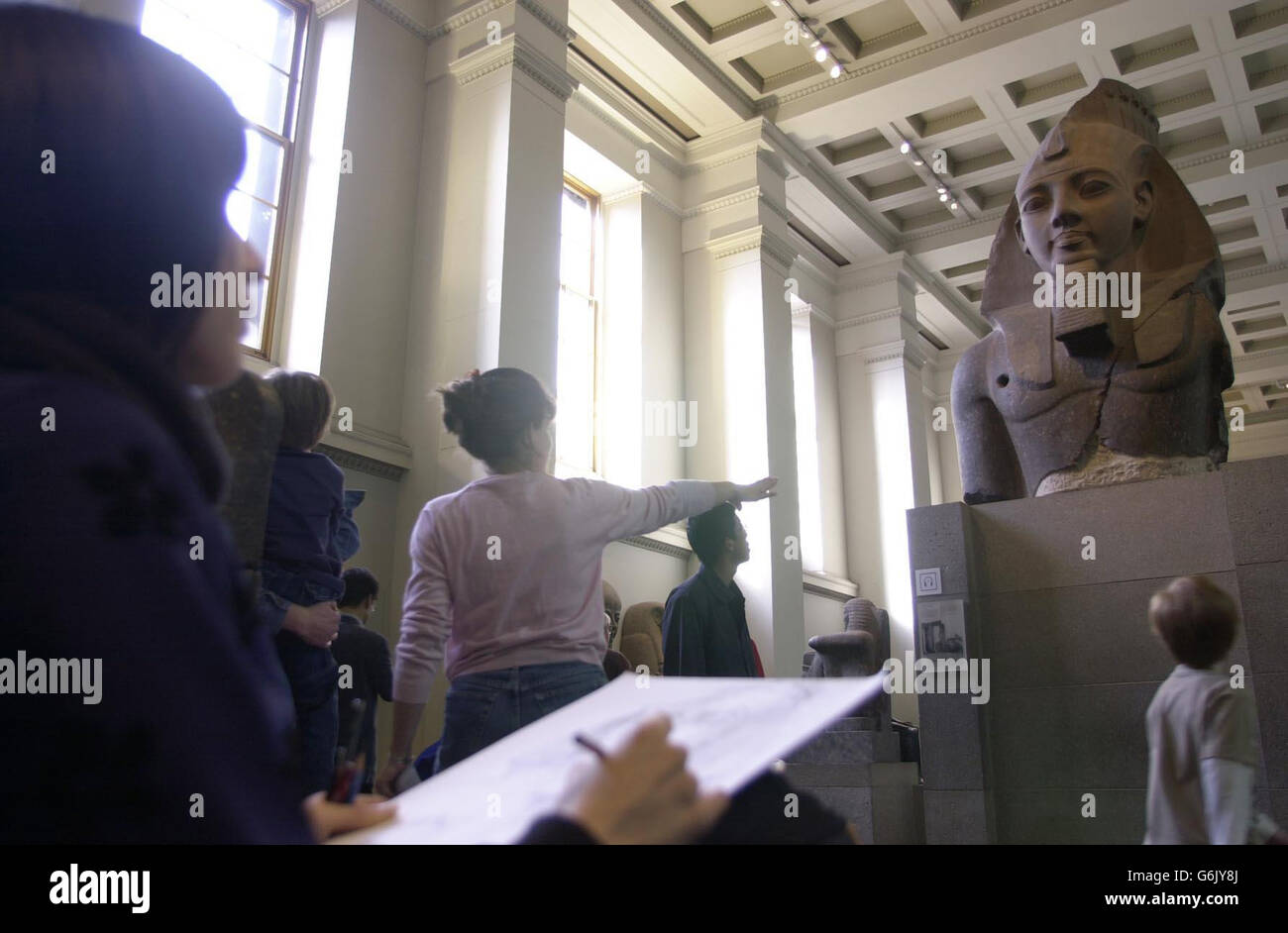 Ein Kunststudent nimmt an der Veranstaltung „The Big Draw“ des British Museums Teil, die im Zentrum von London stattfindet, um die obere Hälfte der Statue von Ramesses II aus Theben aus dem Jahr 1270 v. Chr. zu ziehen. Die Themen der diesjährigen „The Big Draw“ sind „das 250. Jubiläum des British Museum“ und „Porträts über die Kulturen hinweg“. Die Besucher wurden ermutigt, sich von Kulturen auf der ganzen Welt inspirieren zu lassen und dabei mitzumachen, die Gesichter des antiken Iraks, die Hieroglyphen des alten Ägyptens und die Höhlenkunst der Steinzeit Europas zu zeichnen. Stockfoto