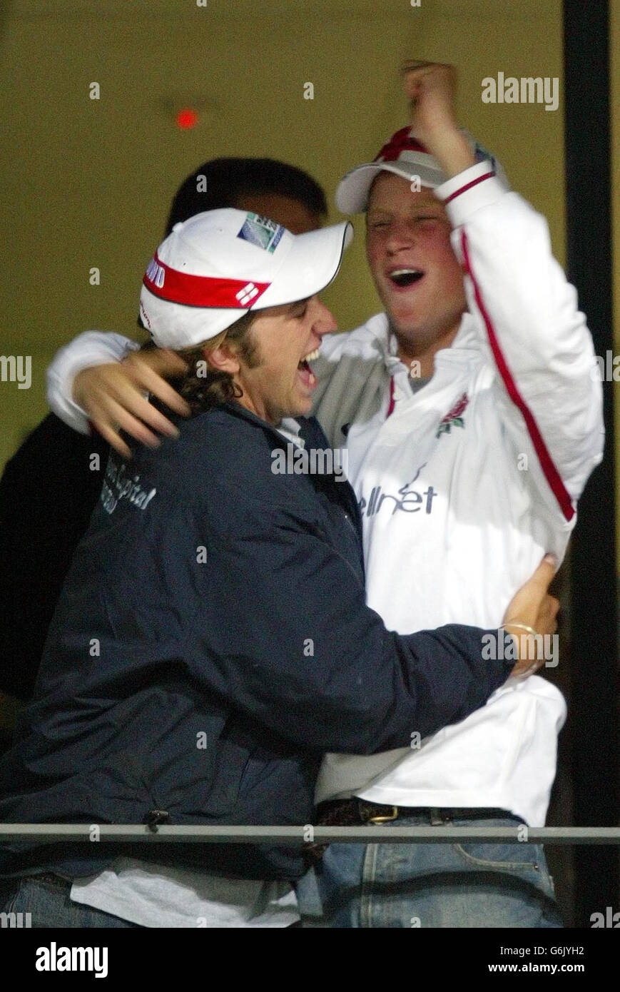 Prinz Harry (rechts) feiert mit einem Freund den Sieg Englands über Südafrika im Jahr 25-6 während des Rugby-WM-Spiels im Subiaco Stadium, Perth, Australien. Stockfoto