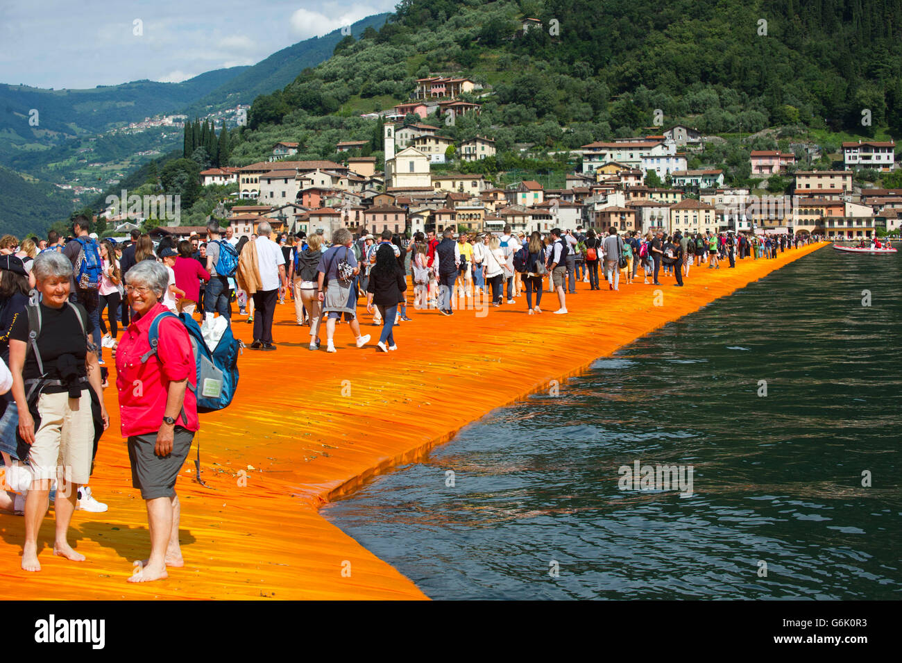 Lago d ' Iseo, Italien. Lombardei Christo Vladimirov Yavachev erkannte, dass die schwimmende Piers, die Verknüpfung von Sulzano mit Montisola S. Paul Inseln Stockfoto