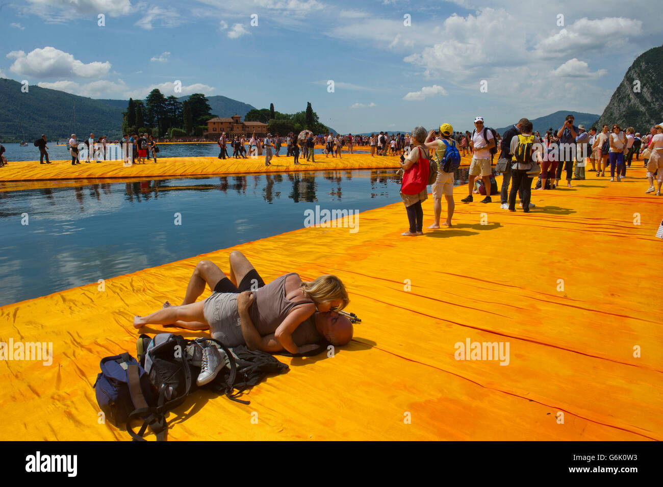 Lago d ' Iseo, Italien. Lombardei Christo Vladimirov Yavachev erkannte, dass die schwimmende Piers, die Verknüpfung von Sulzano mit Montisola S. Paul Inseln Stockfoto
