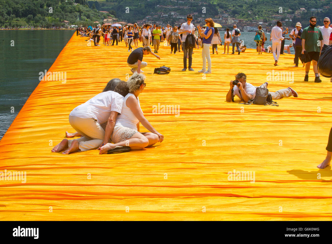 Lago d ' Iseo, Italien. Lombardei Christo Vladimirov Yavachev erkannte, dass die schwimmende Piers, die Verknüpfung von Sulzano mit Montisola S. Paul Inseln Stockfoto