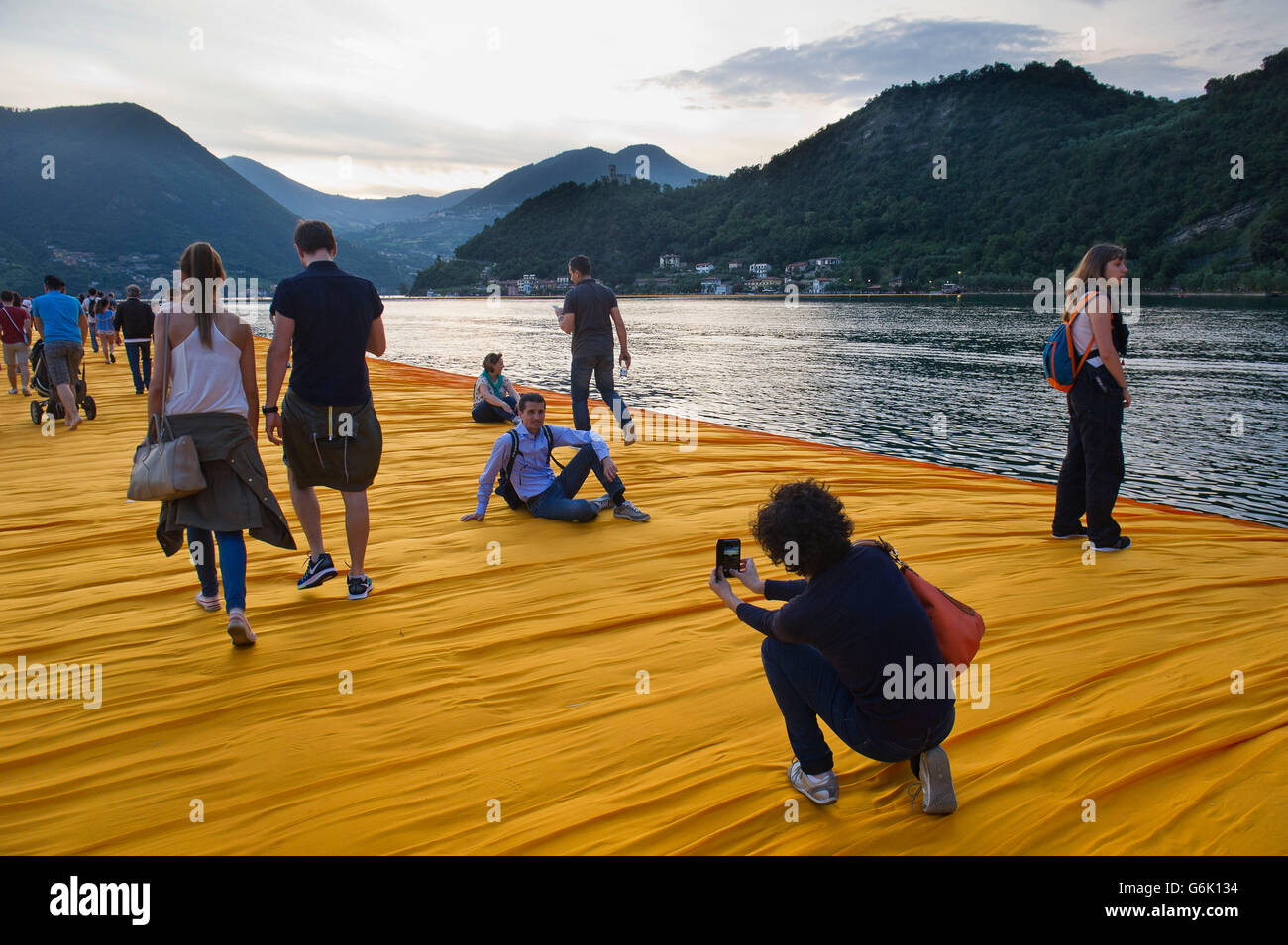 Lago d ' Iseo, Italien. Lombardei Christo Vladimirov Yavachev erkannte, dass die schwimmende Piers, die Verknüpfung von Sulzano mit Montisola S. Paul Inseln Stockfoto