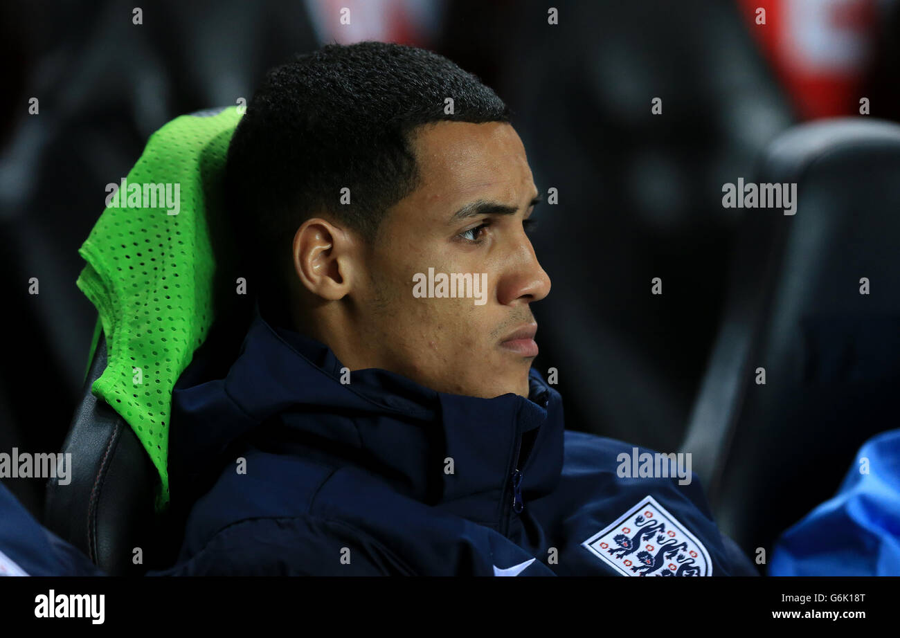 Fußball - UEFA-U-21-Meisterschaft - Qualifikationsrunde - Gruppe 1 - England gegen Finnland - Stadion:mk. Der englische Thomas Ince sitzt auf der Bank Stockfoto