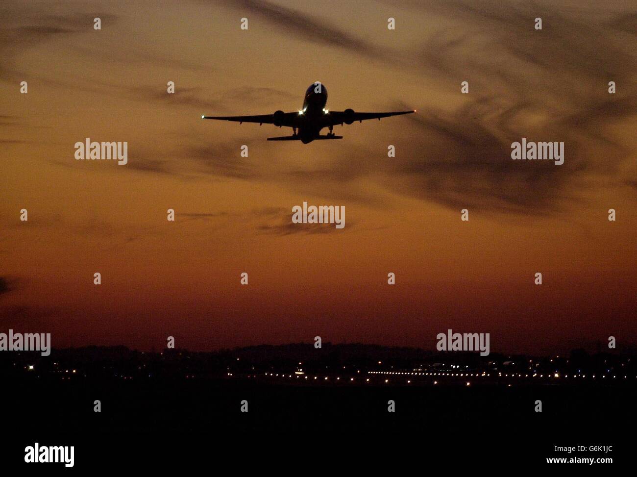Flug nach Heathrow. Ein Flug, der in der Nacht in Heathrow abfliegt. Stockfoto